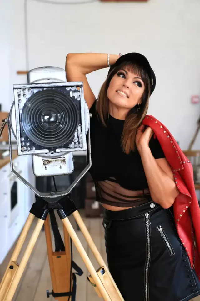 Елена Черновская в творческой фотосессии с винтажной камерой